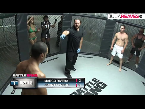❤️ Ultimate Fighter ቀለበቱ ውስጥ ከተጣላ በኋላ አንዲት ቁጥር ሴትን ትበዳለች። ❌ በእኛ ❌️